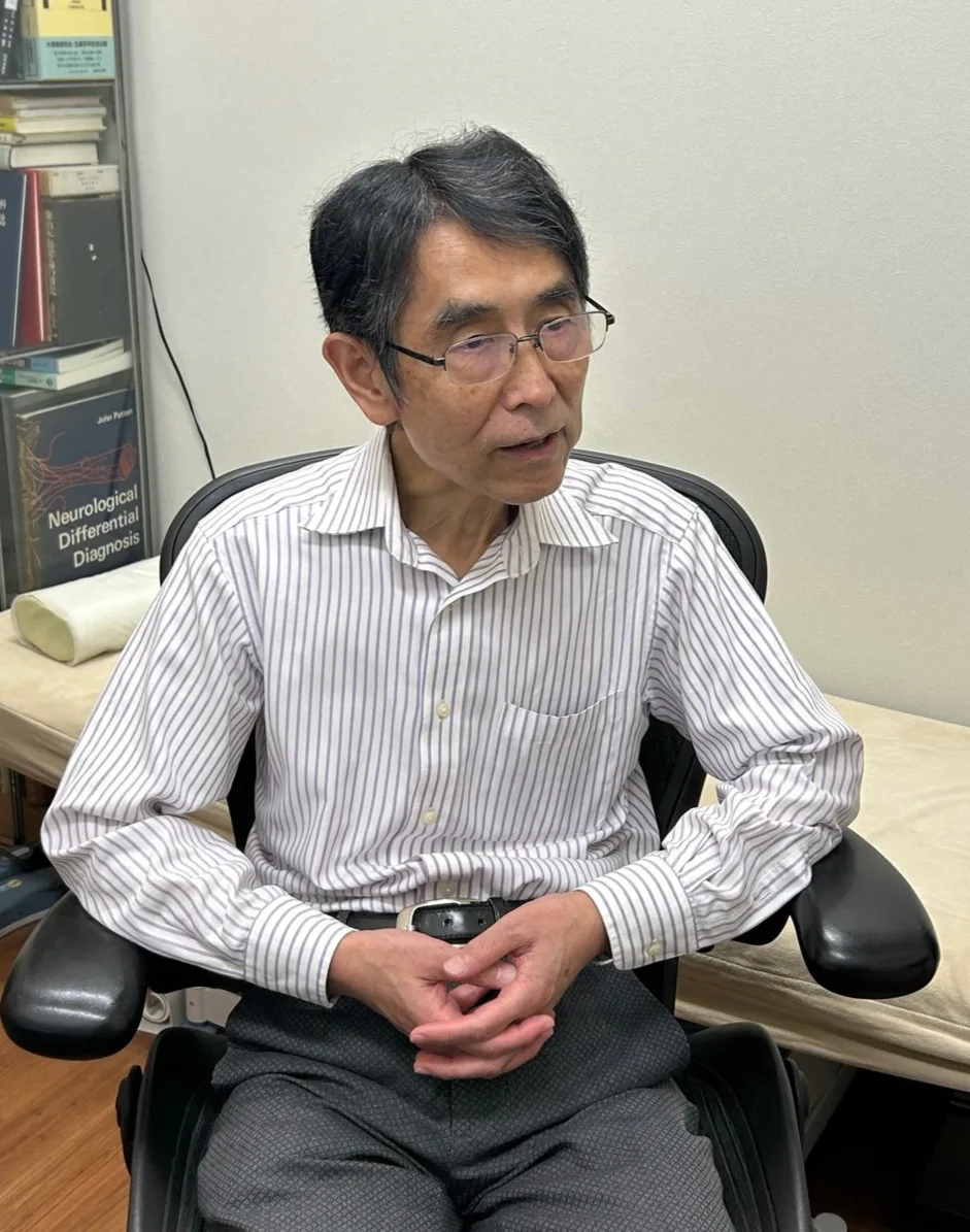 診察室で椅子に座りインタビューに答える伊藤隆先生