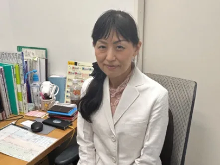 丸の内の森レディースクリニックの診察室で机に座る宋美玄先生