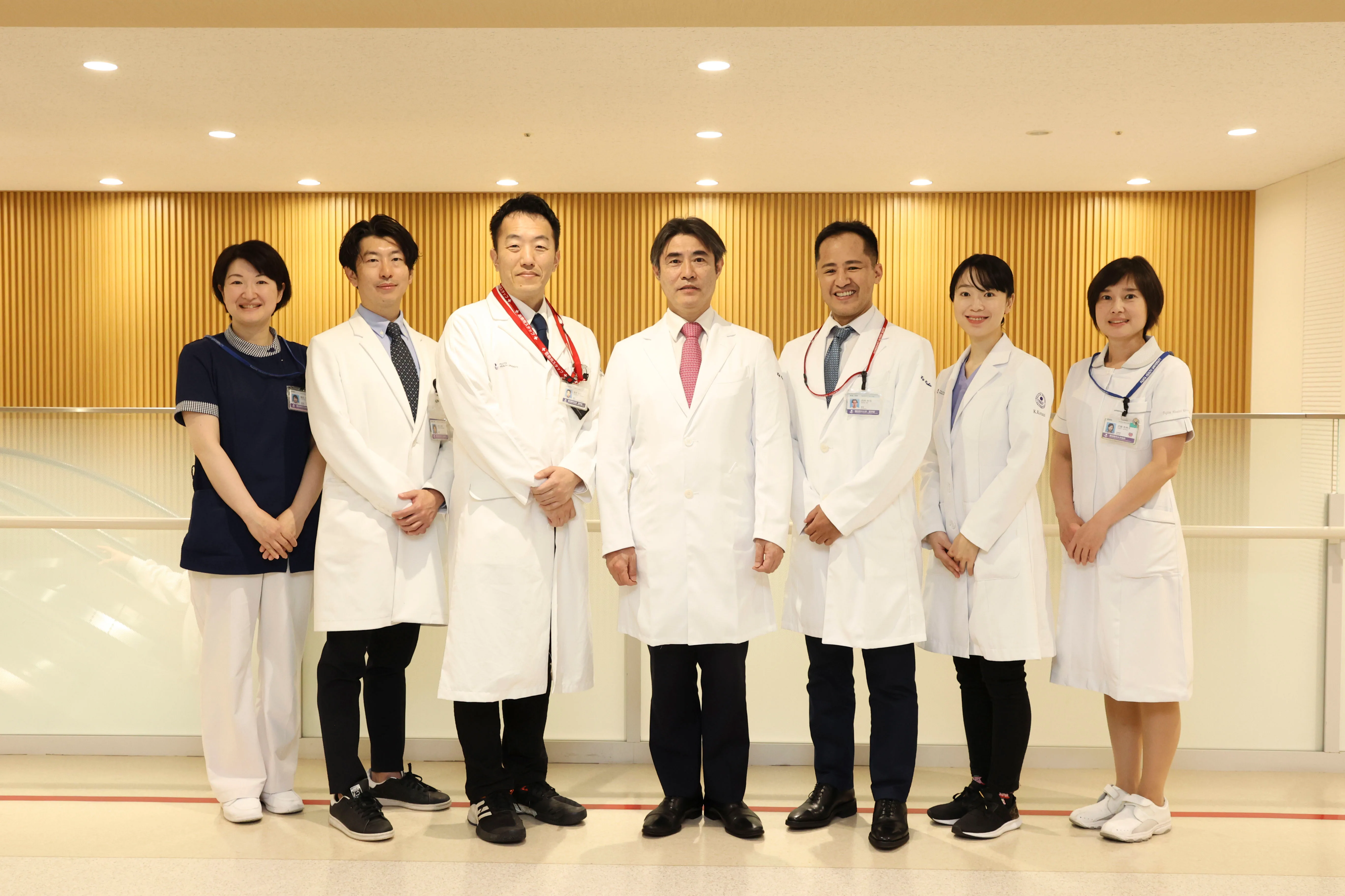 藤田医科大学漢方外来の医師・看護師ら8人の集合写真